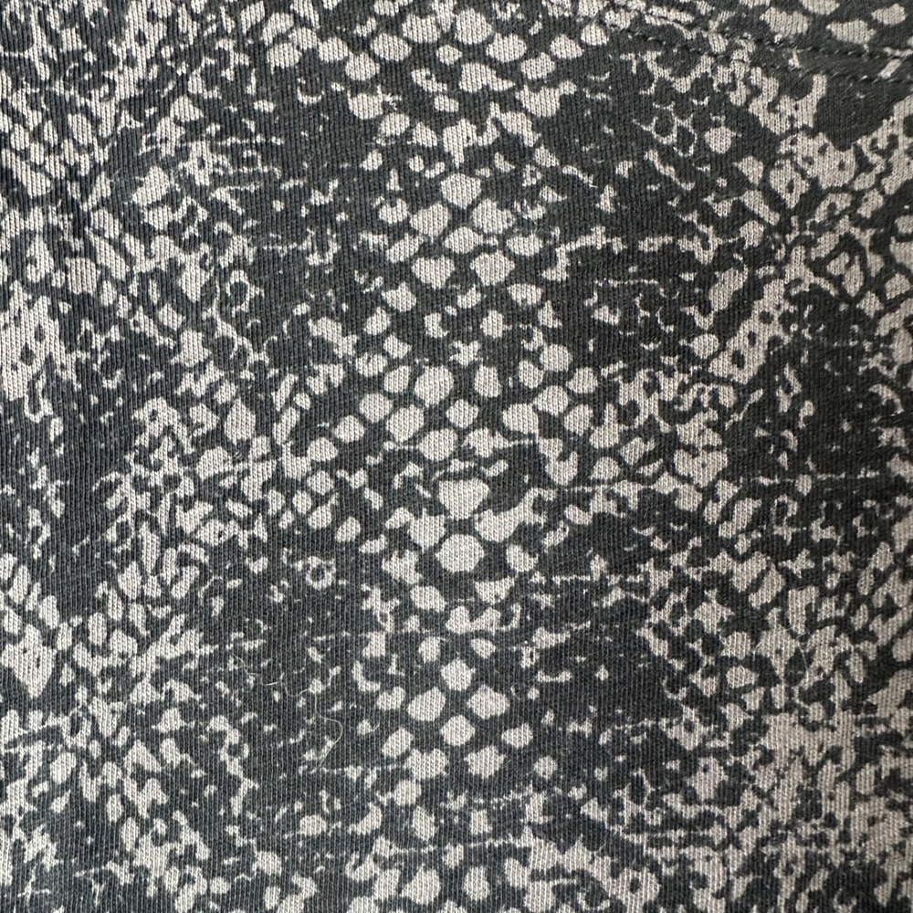 Athleta Snake‎ Print Short Sleeve T Shirt Top Women's Medium Gray Black - Picture 3 of 7